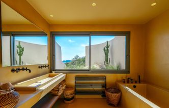 villa 9 Rooms for seasonal rent on PORTO VECCHIO (20137)